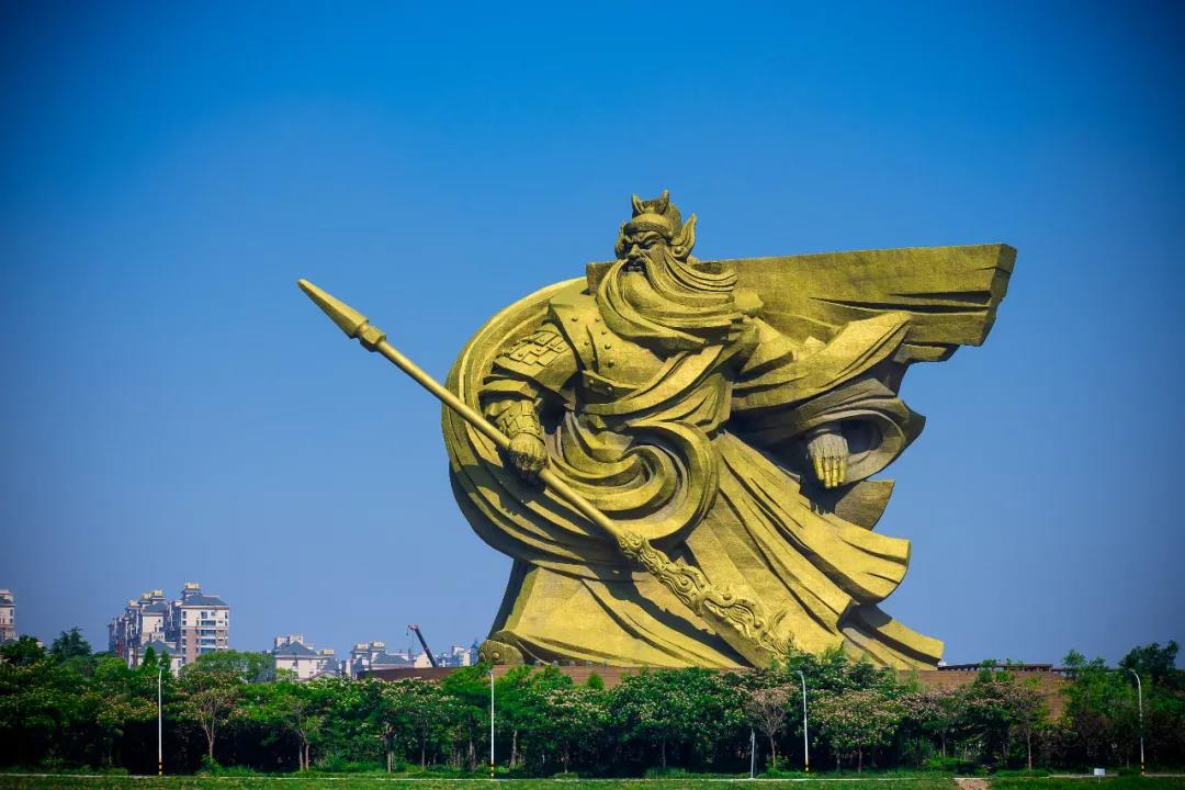 湖北荆州关公义园的巨型关公雕像 资料图(摄于2020年6月).