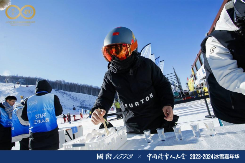 pg电子官网：2023至2024中国滑雪人大会冰雪嘉年华开幕(图2)