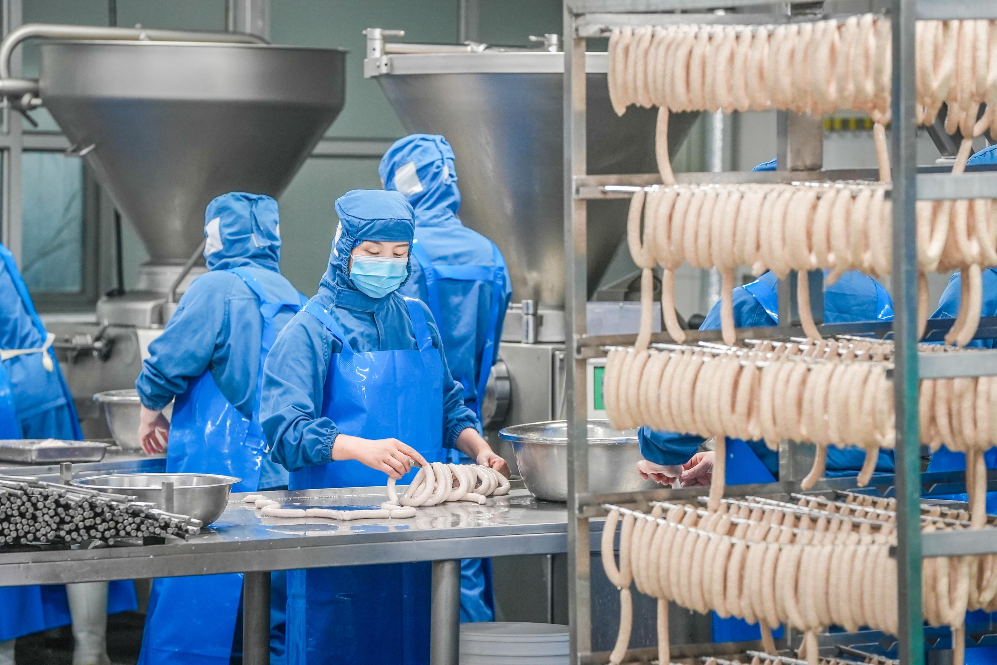 5/ 7 昨天（8月6日），在位于昌平的北京稻香村食品厂肉食生产车间，师傅