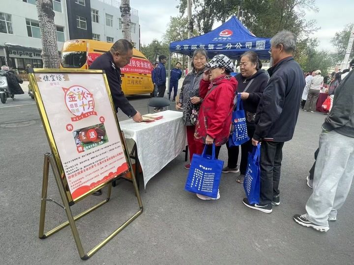 传播养生餐饮 便宜坊健翔店亮相“党报进社区”活动