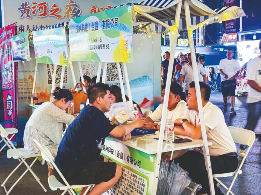 逛夜市还能找工作？传统夜市经历“跨界上新”(图2)