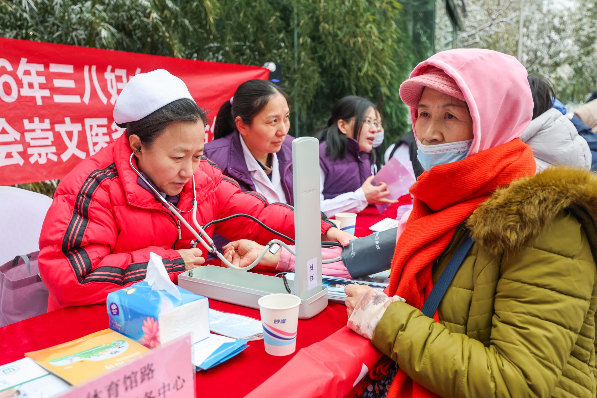 3月5日学雷锋体育馆路街道送服务(图3)