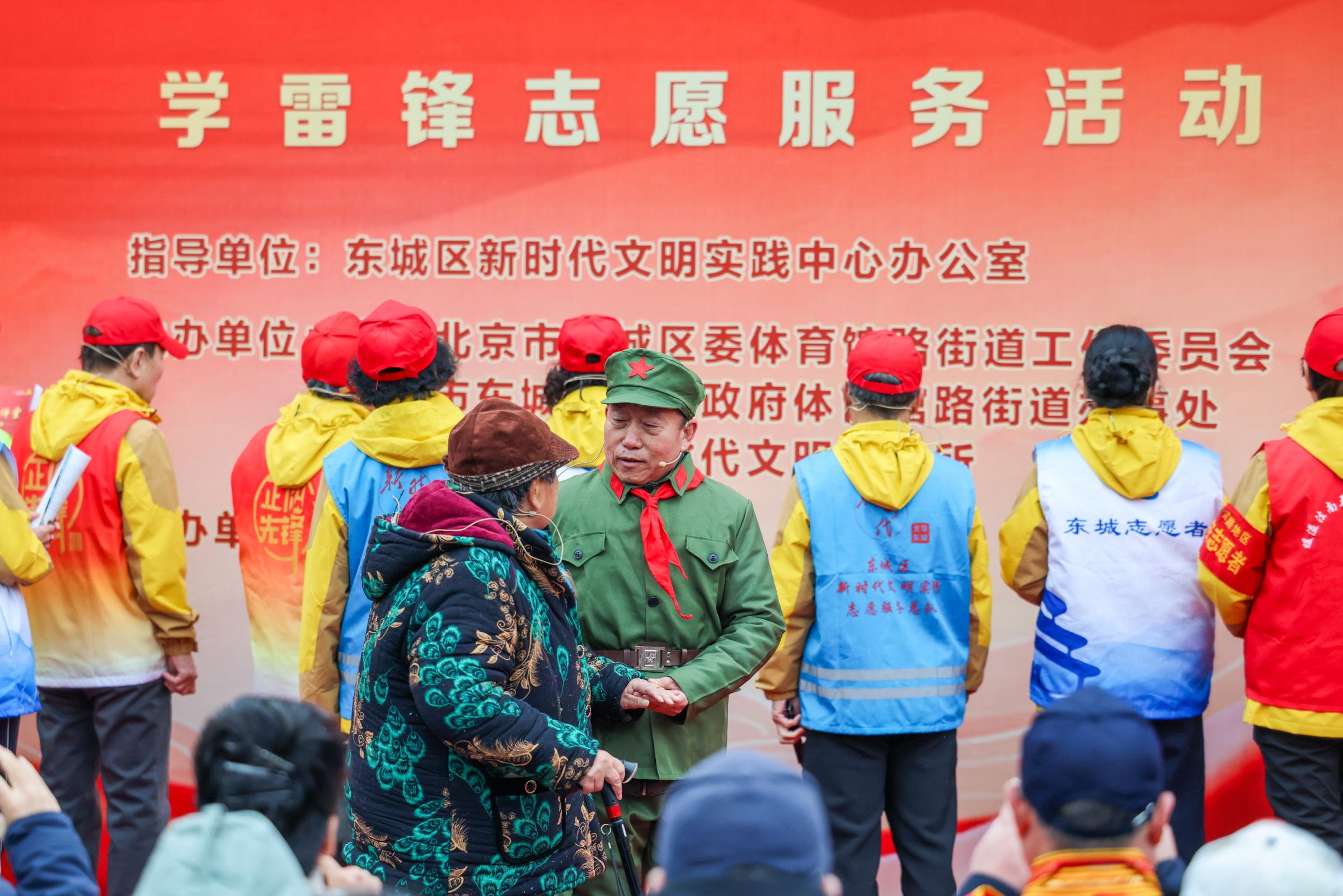 3月5日学雷锋体育馆路街道送服务(图1)