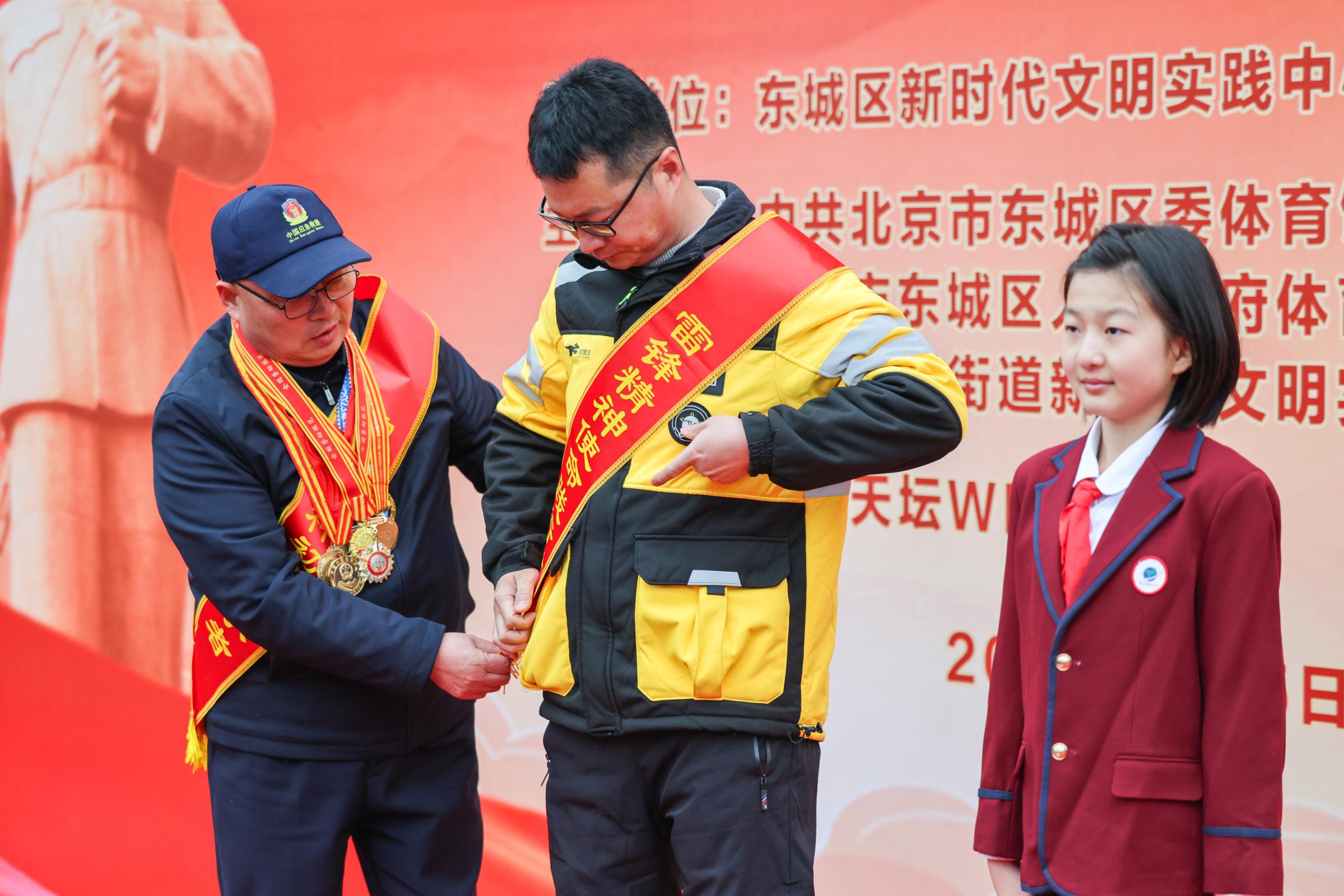 3月5日学雷锋体育馆路街道送服务(图2)