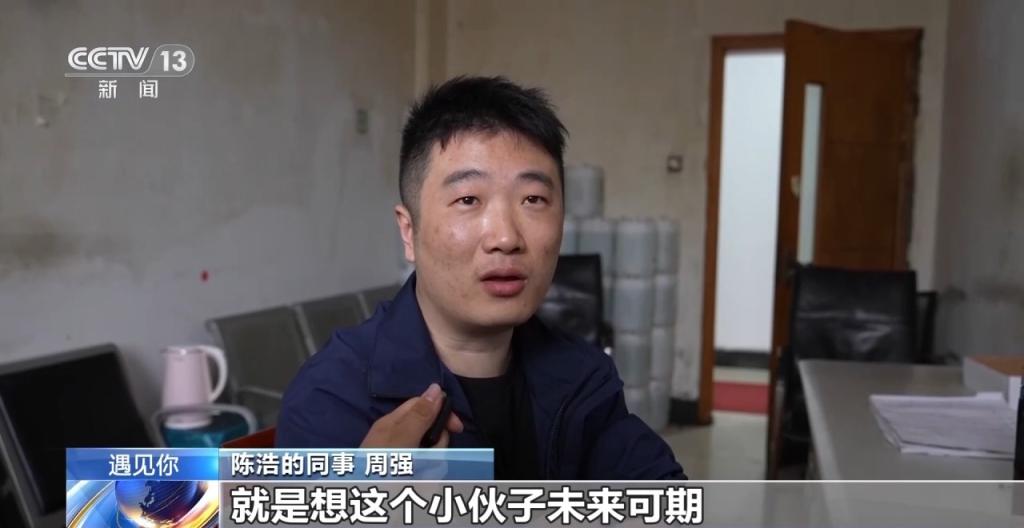 驾驶室是他的“精神书屋”！集卡司机陈浩用书籍撑起一片辽阔(图11)