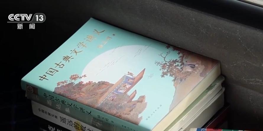 驾驶室是他的“精神书屋”！集卡司机陈浩用书籍撑起一片辽阔(图15)