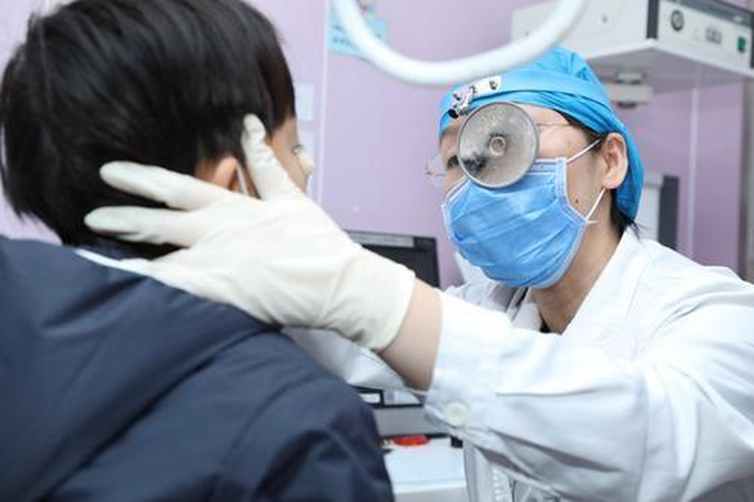 孩子睡觉打呼噜家长给用"神器",专家:应尽早带娃去医院检查