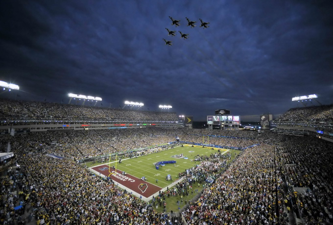 资料图 新华/takefoto该场比赛在海盗队主场雷蒙德·詹姆斯球场进行