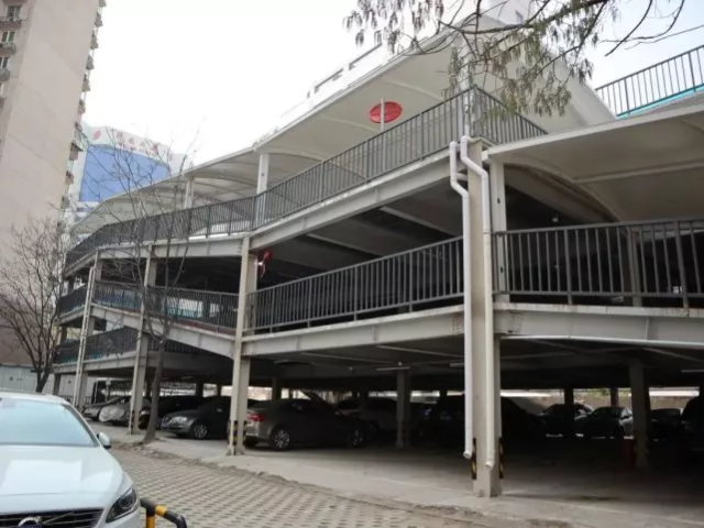 朝阳首个自走式立体停车楼建成,消防通道不堵了,居民齐点赞