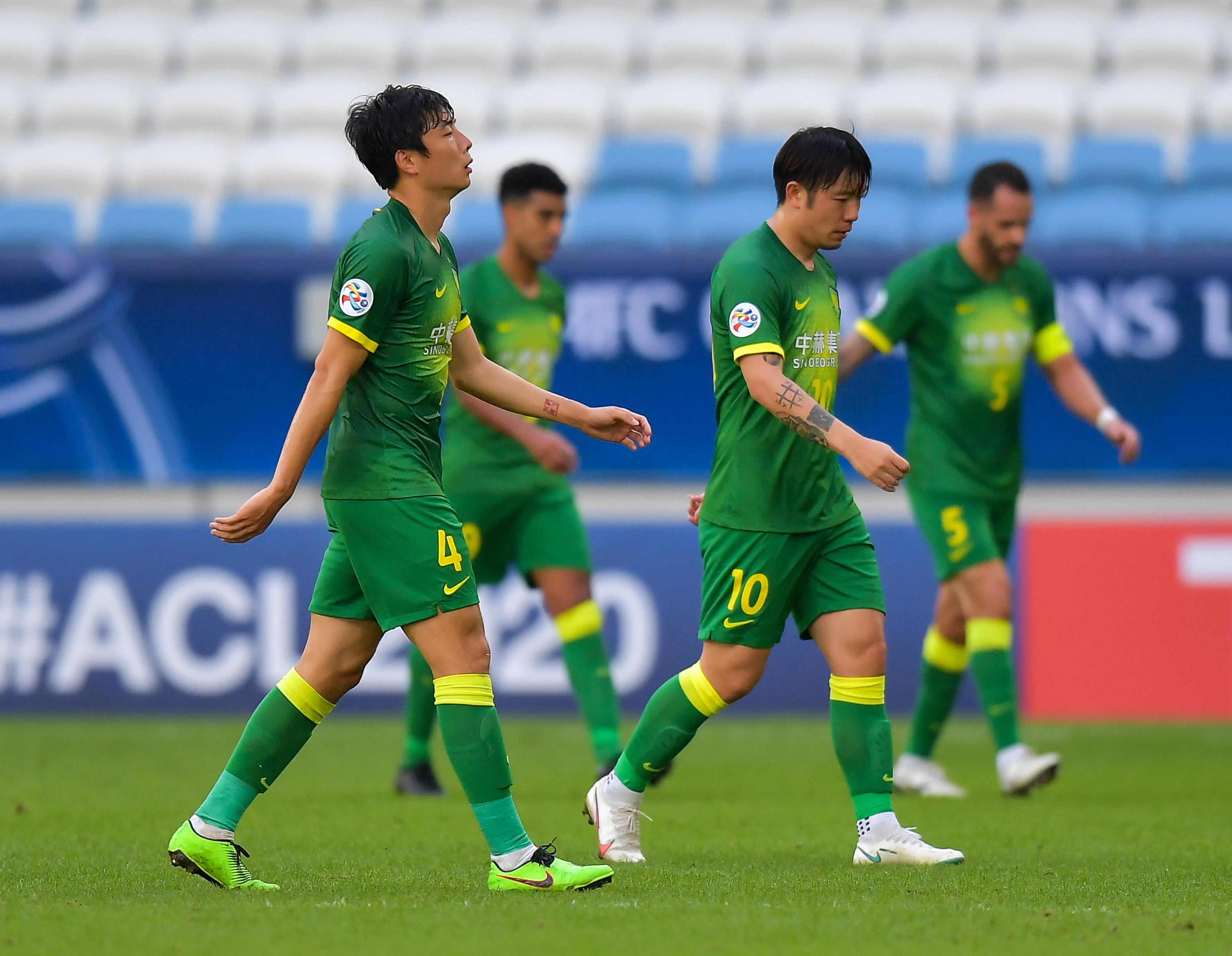 北京国安队球员李磊(前左) 新华社资料图