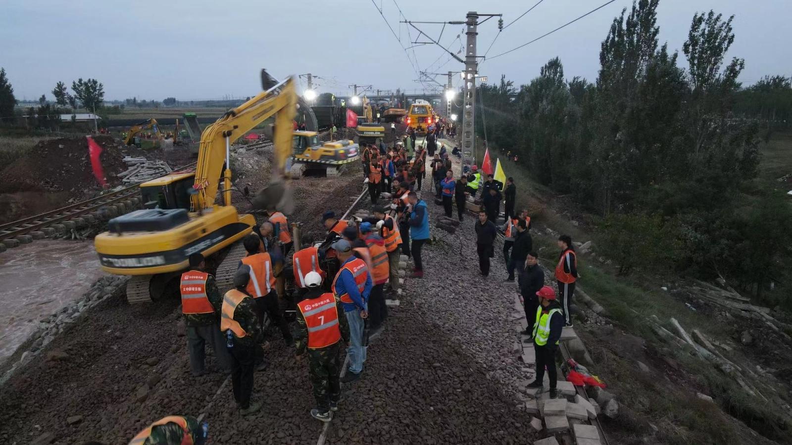 受山西暴雨影响中断的南同蒲铁路上行线抢通