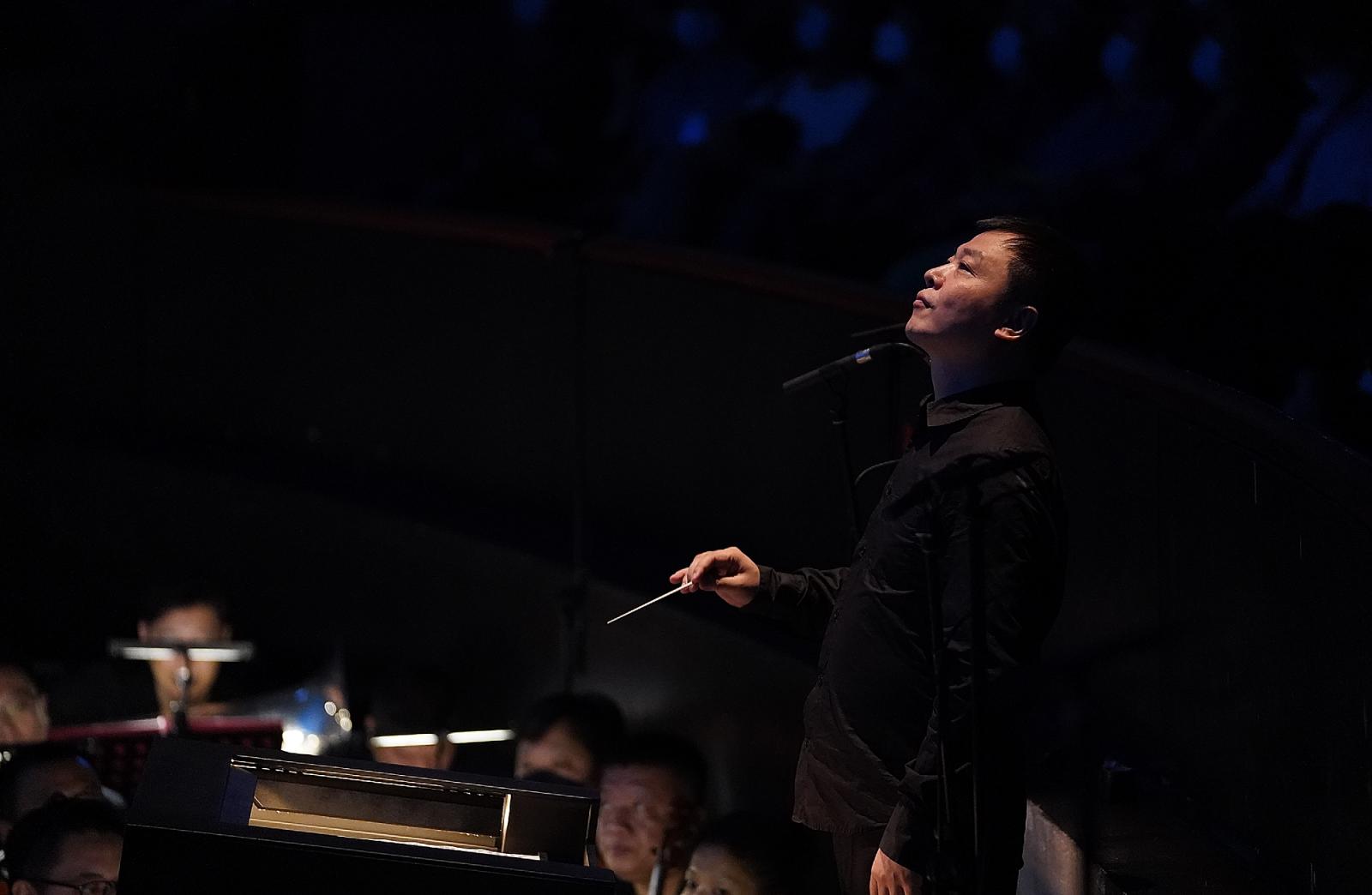 中央芭蕾舞团原创舞剧《过年》亮相天桥剧场,对著名指挥家张艺别具