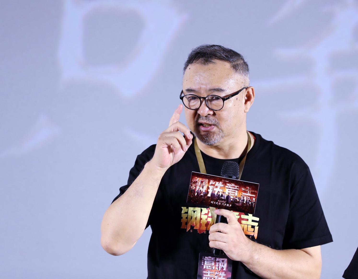 导演宁海强钢铁意志为新中国第一代钢铁人塑像