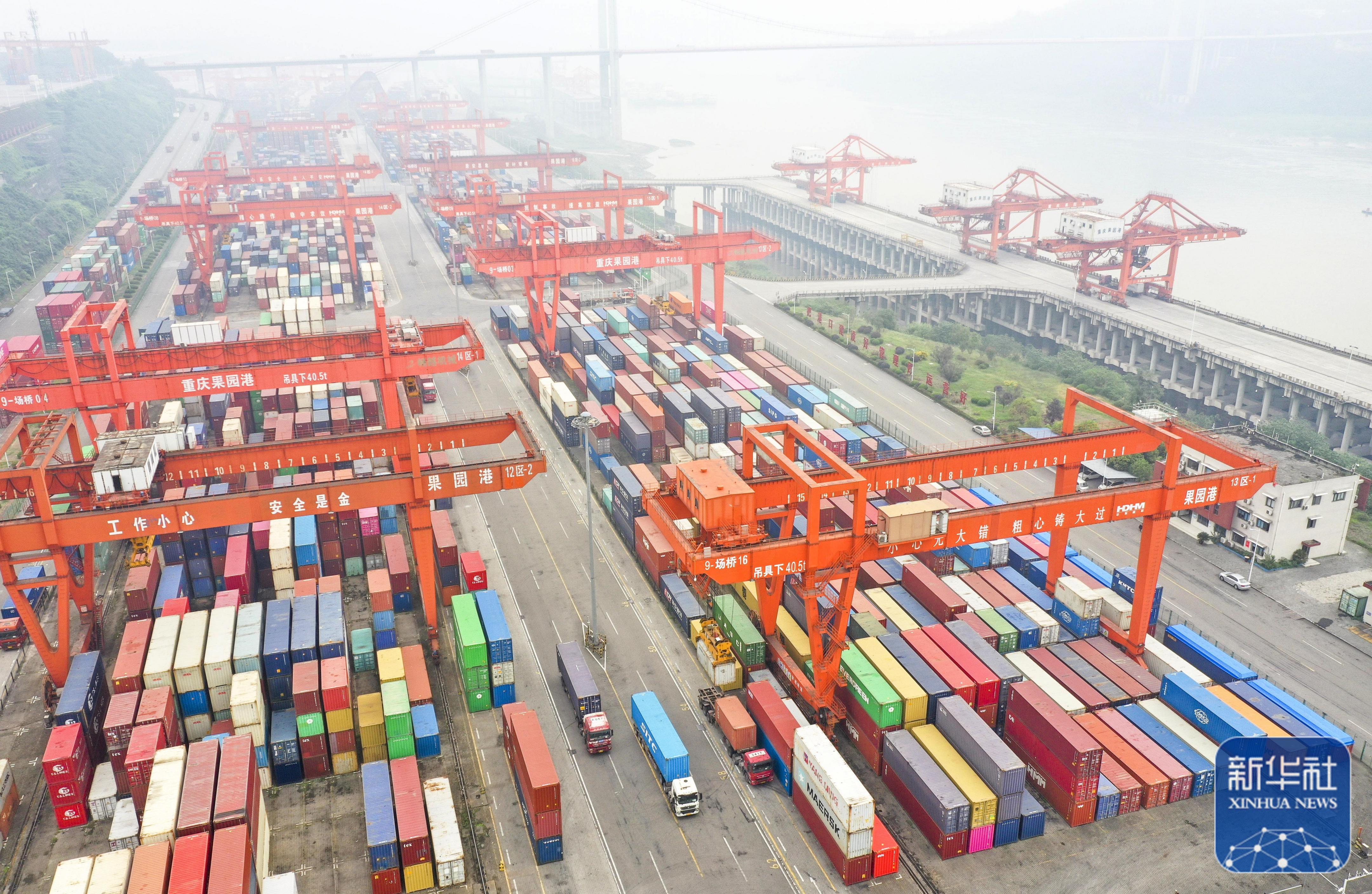 上海外高桥保税区内,集卡穿梭,一辆辆中国制造的汽车正在排队驶上