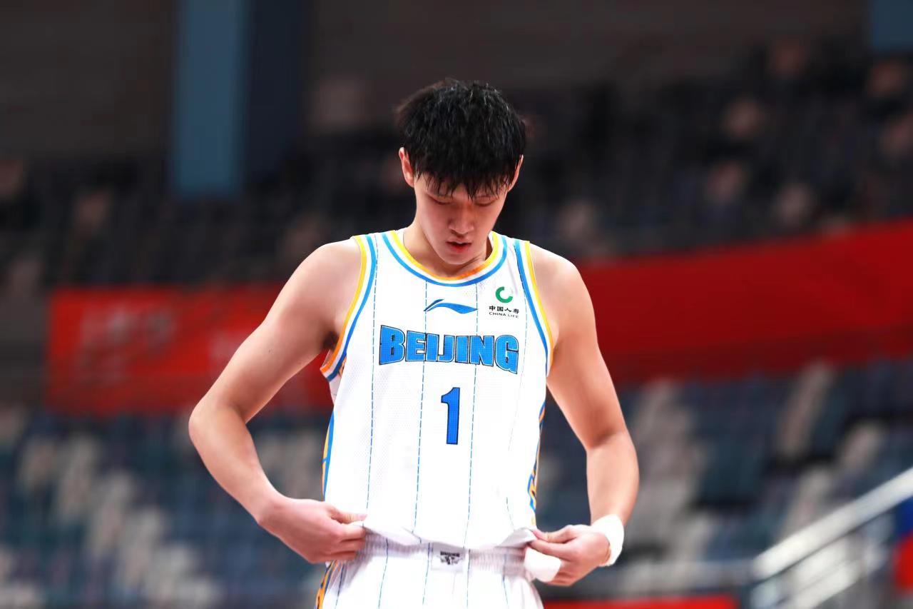 曾凡博完成CBA首秀 力拼防守 首钢队赢球很艰苦_北京日报网