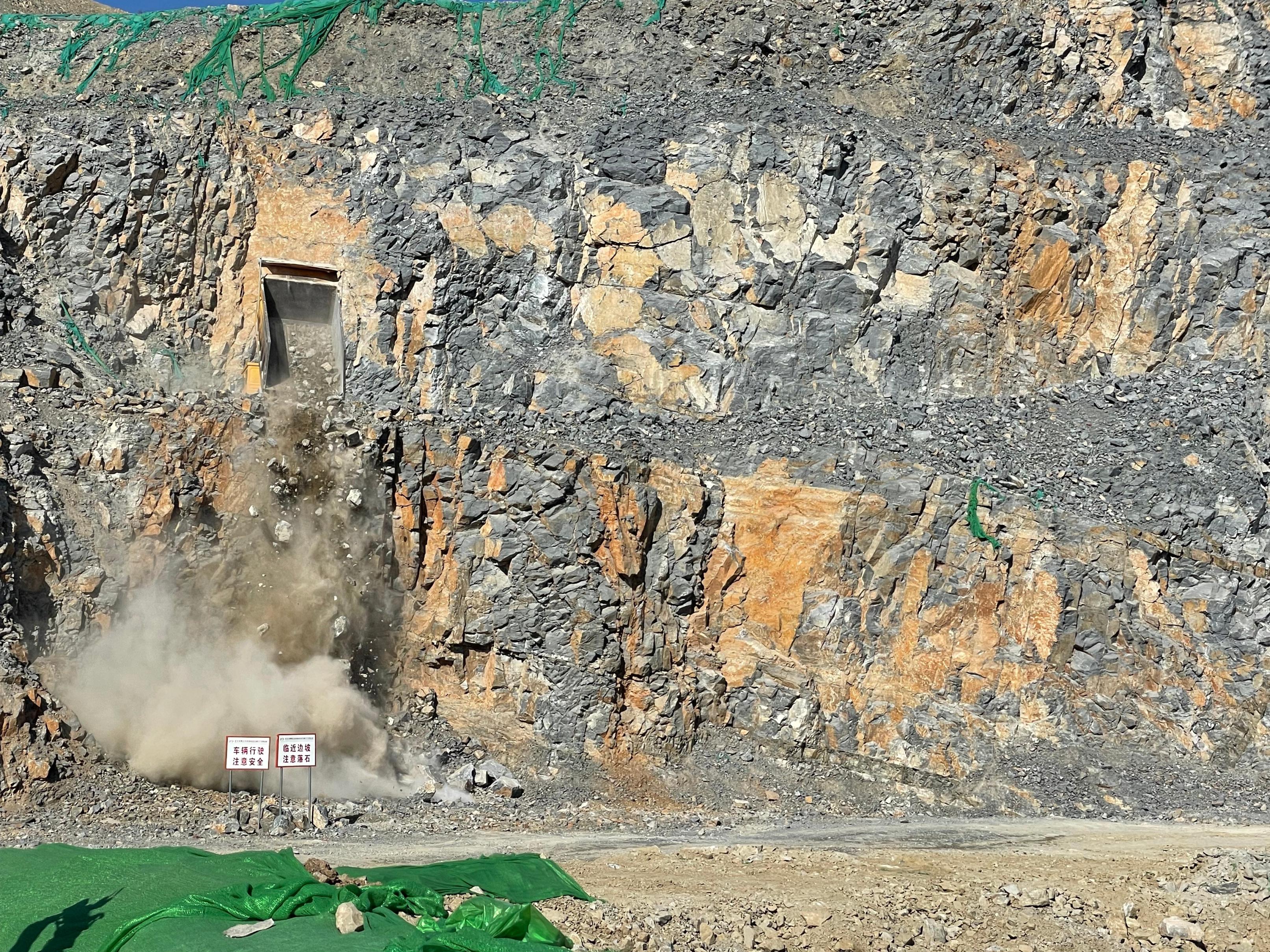 内蒙古露天煤矿坍塌事故救援：作业面拓展，更多大型机械加入_北京日报网
