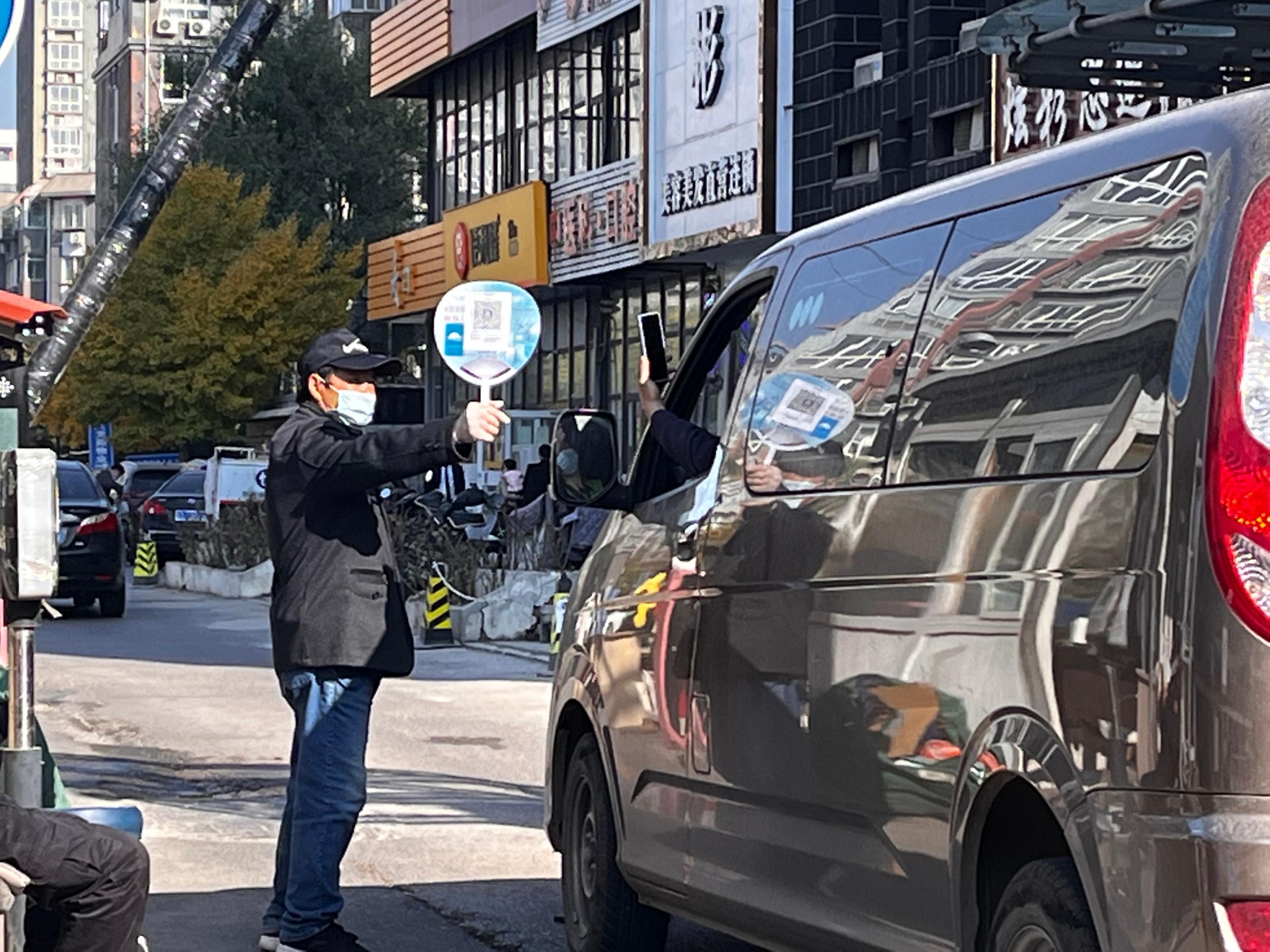 严把第一道防线龙泽园街道筑牢疫情防控安全网
