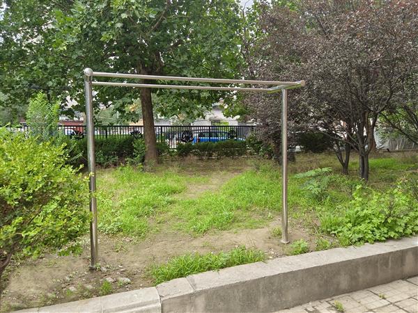 创城惠民黄南苑社区安装晾衣杆晒出居民幸福感