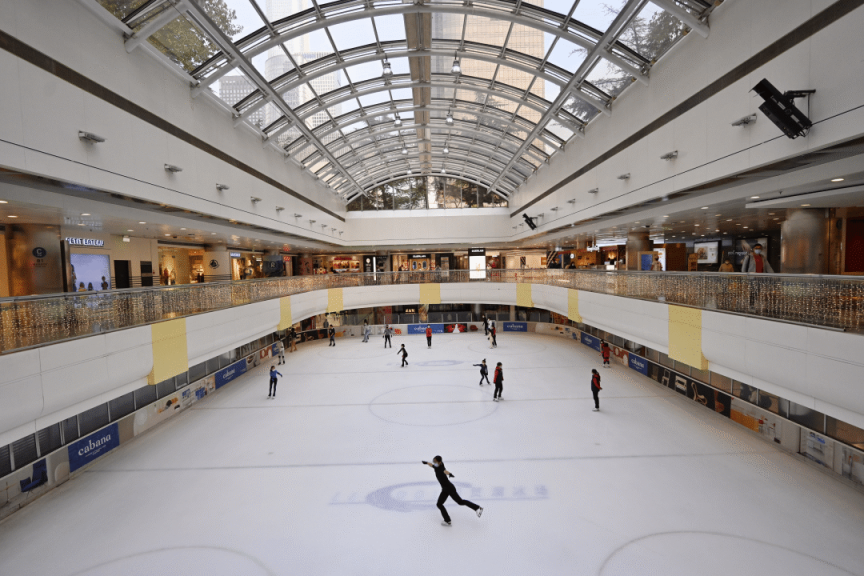 坐落于北京cbd中心区域的国贸溜冰场,是首都知名的室内冰场之一,也是