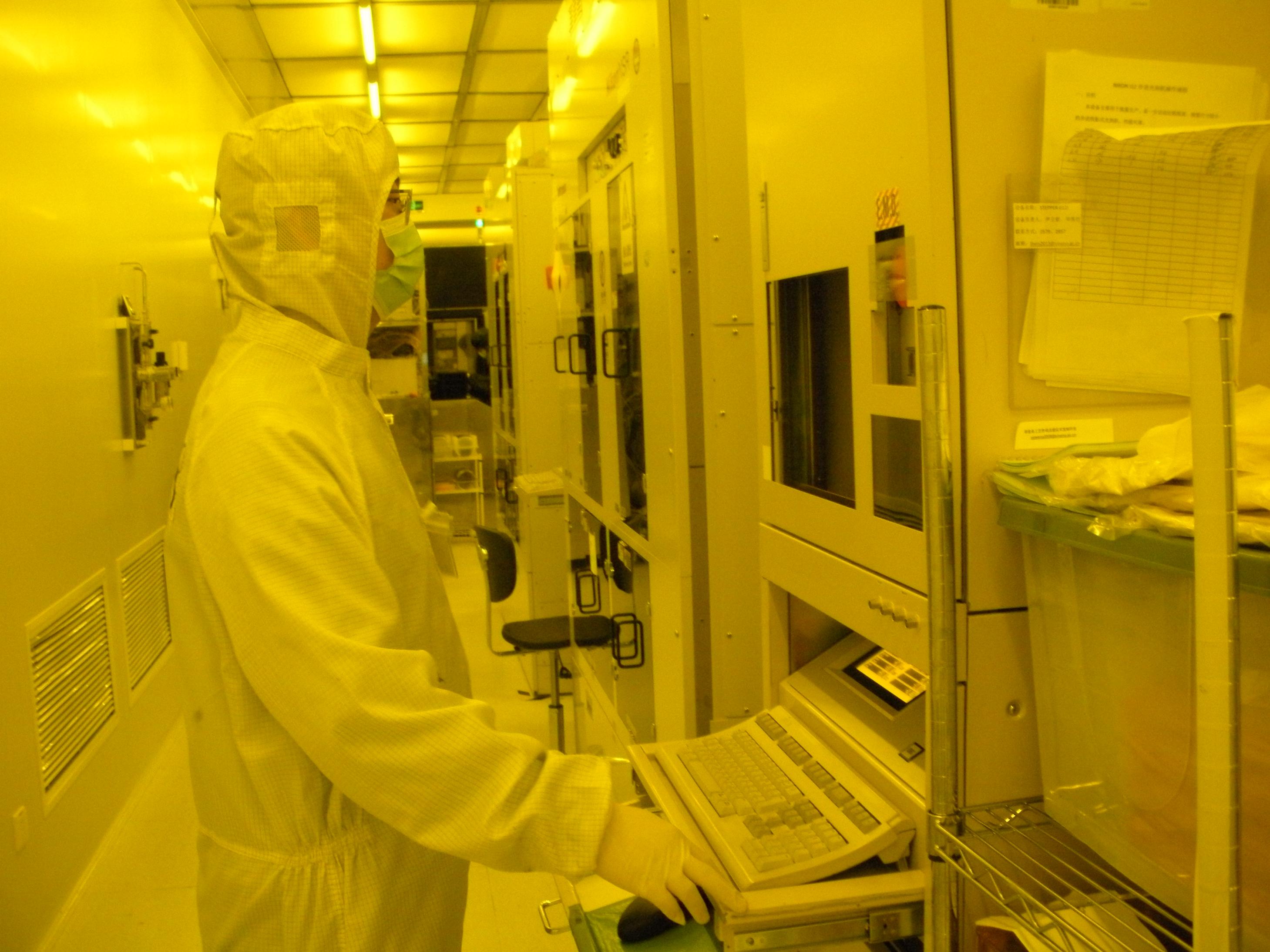 在苏州纳米所使用显微镜检测芯片无人车间里,多条生产线高效运转着