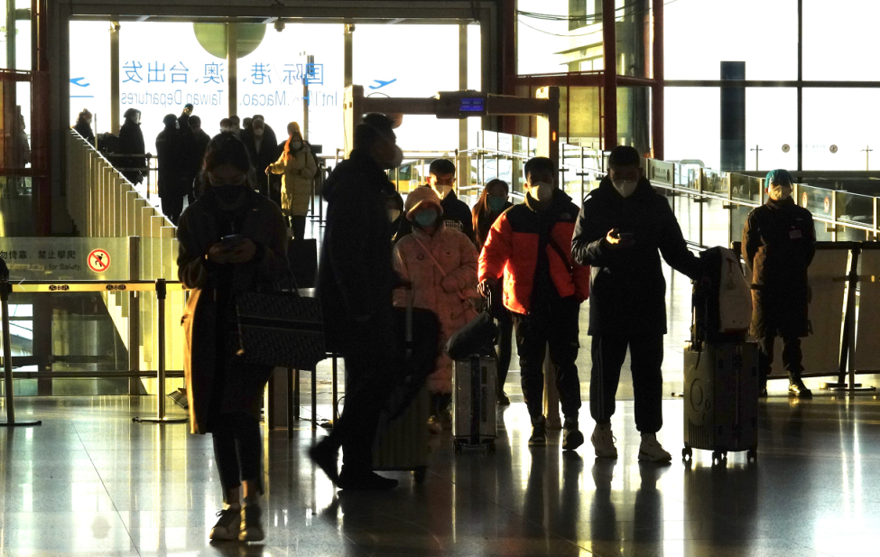 首都机场扫码登记区已撤除，记者体验：过安检后一路畅行