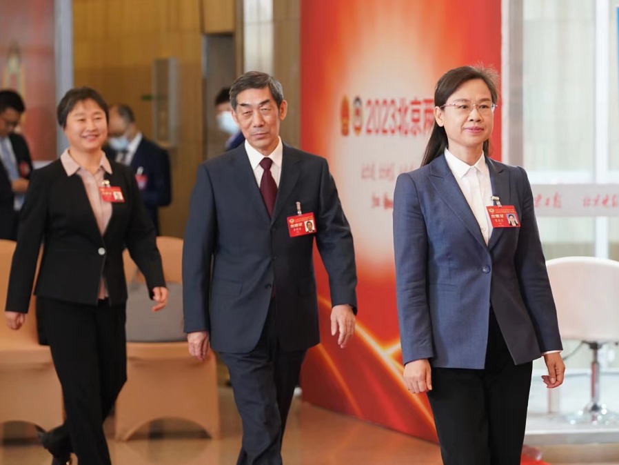 市政协十四届一次会议“我是委员”集体采访举行