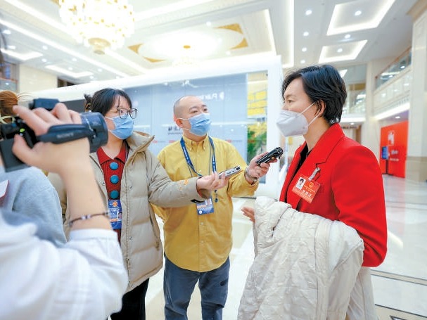 参加市十六届人大一次会议的人大代表报到 怀揣民意而...