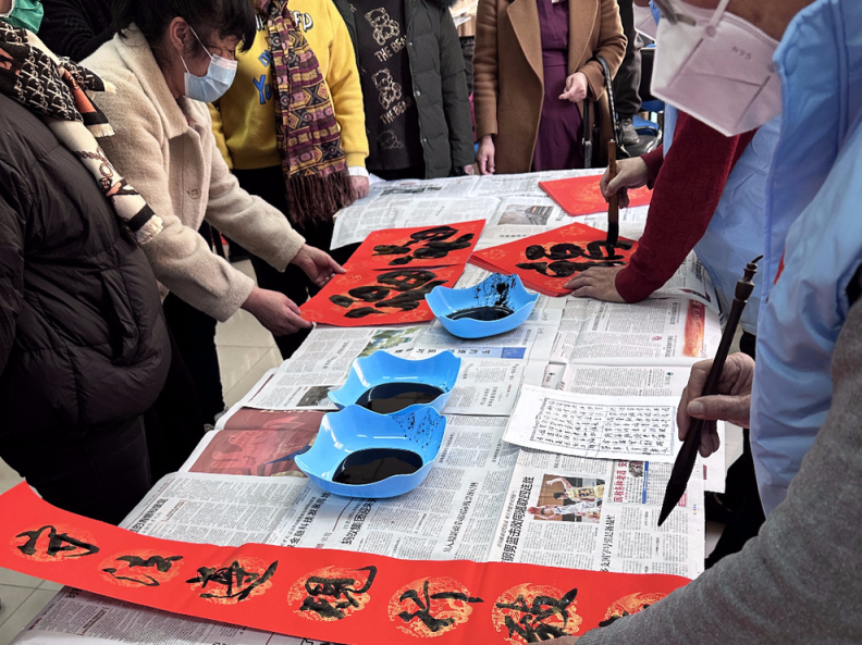 写春联、送福气~最美冬奥城延庆处处年味儿浓~_北京日报网
