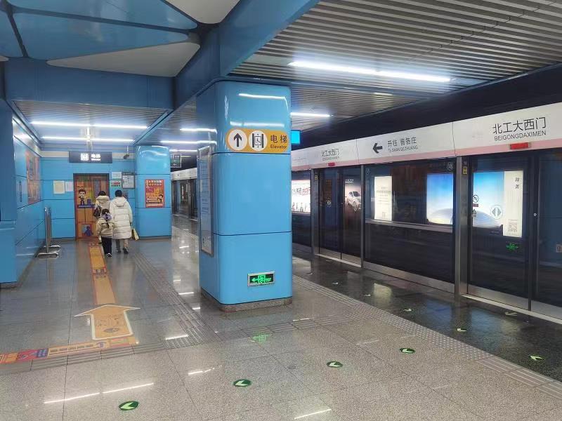 超醒目标识亮相京港地铁14号线北工大西门站助力乘客便捷出行