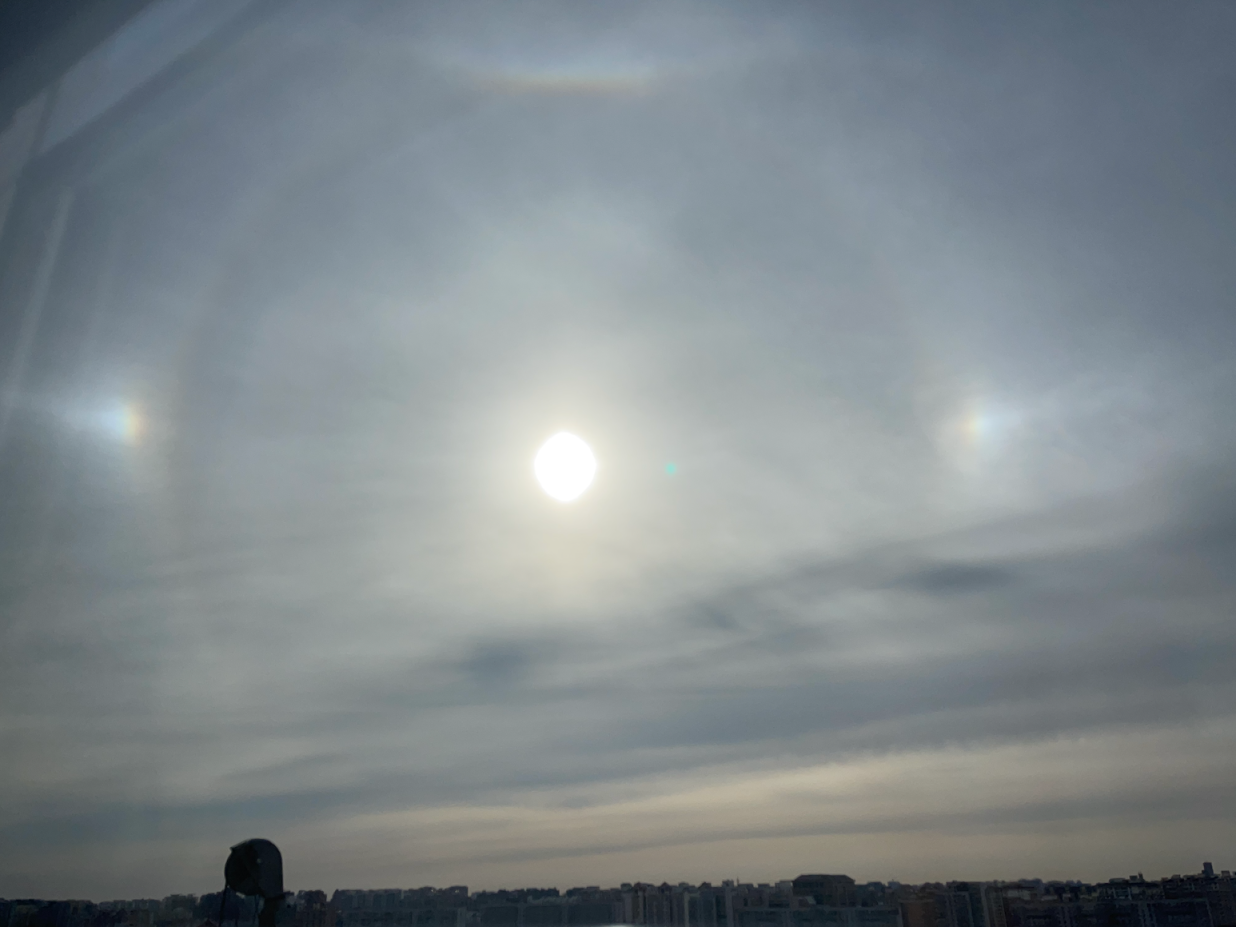 今天的天空真热闹!日晕、双侧幻日、环天顶弧等组合天象都来了