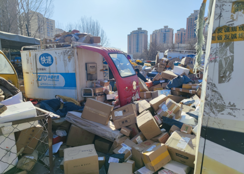 探访｜快递变慢递！地铁知春路站一网点，春节滞留快件堆成山北京日报网 