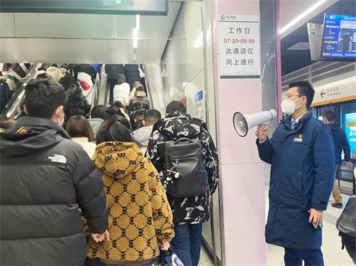 城市升腾烟火气!青岛地铁客流重回“百万级”_北京日报网