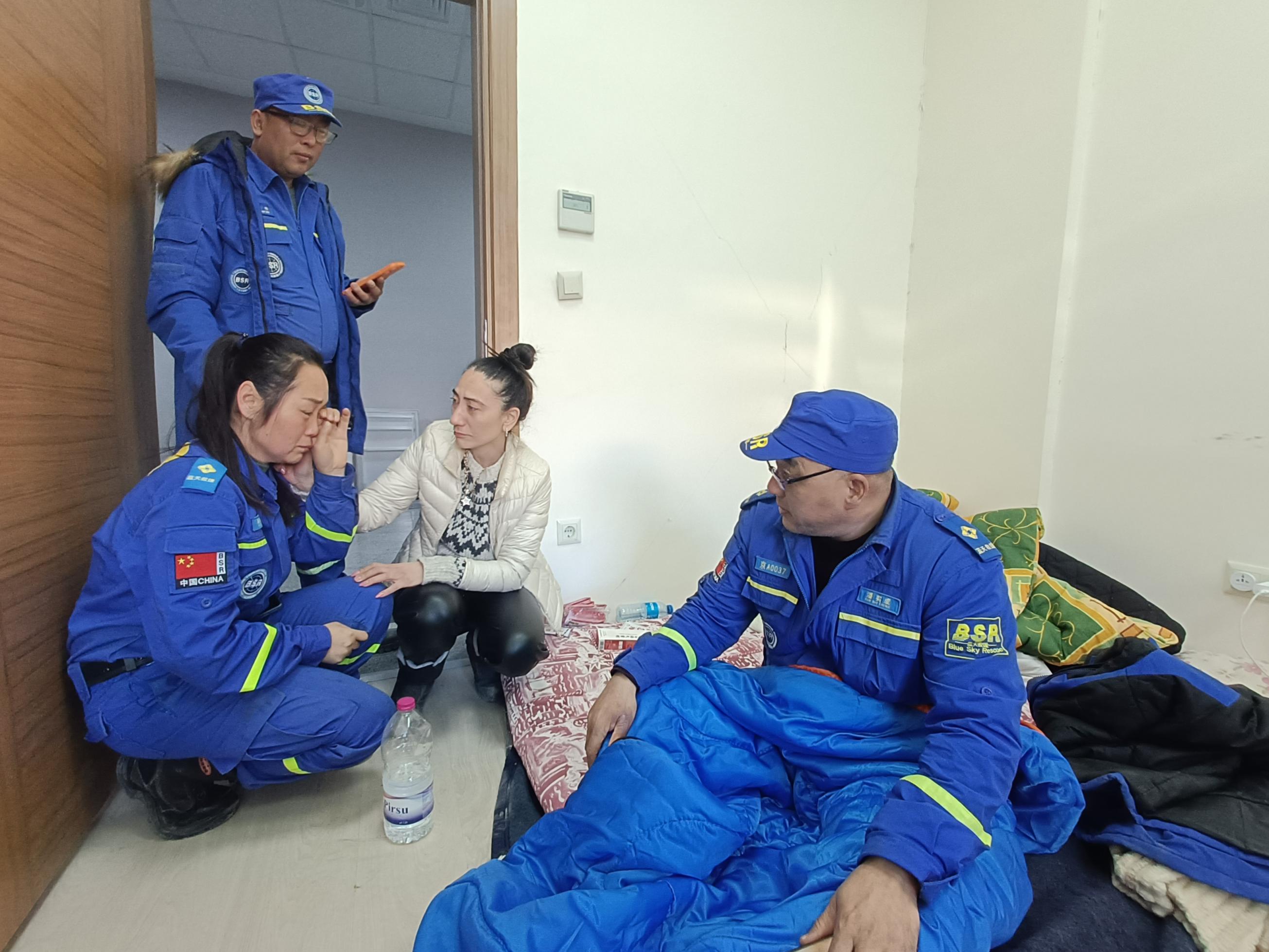 中国蓝天救援队即将回国救援中的这些瞬间让他们难忘