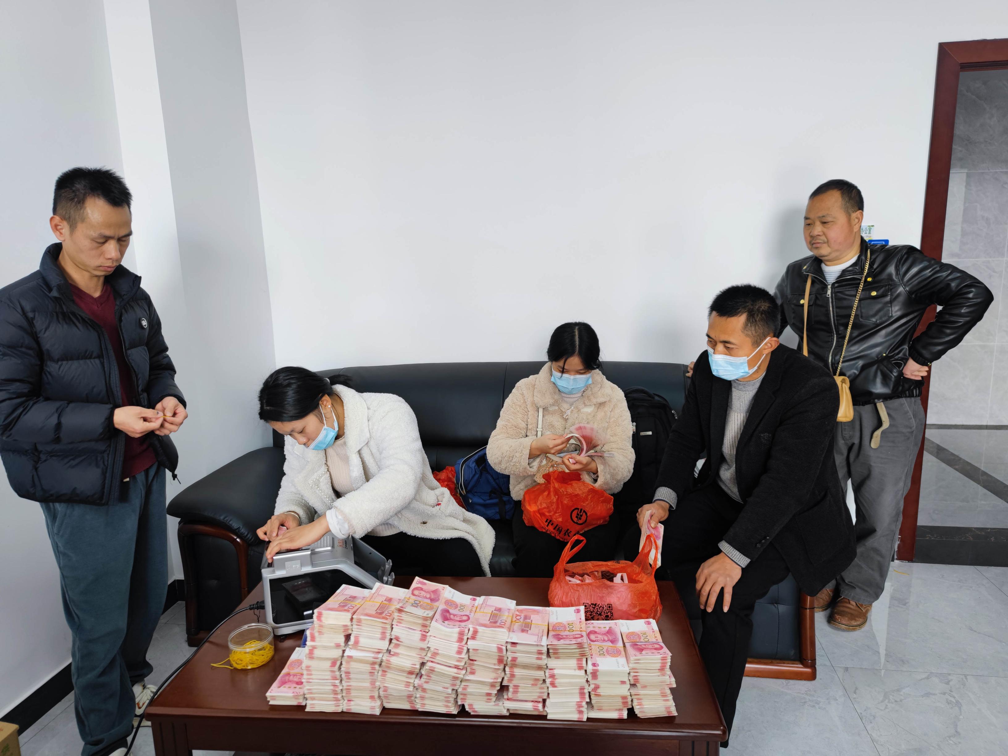 2021年12月,原告购买彩票中了一等奖,原被告二人便一同前往南昌领奖