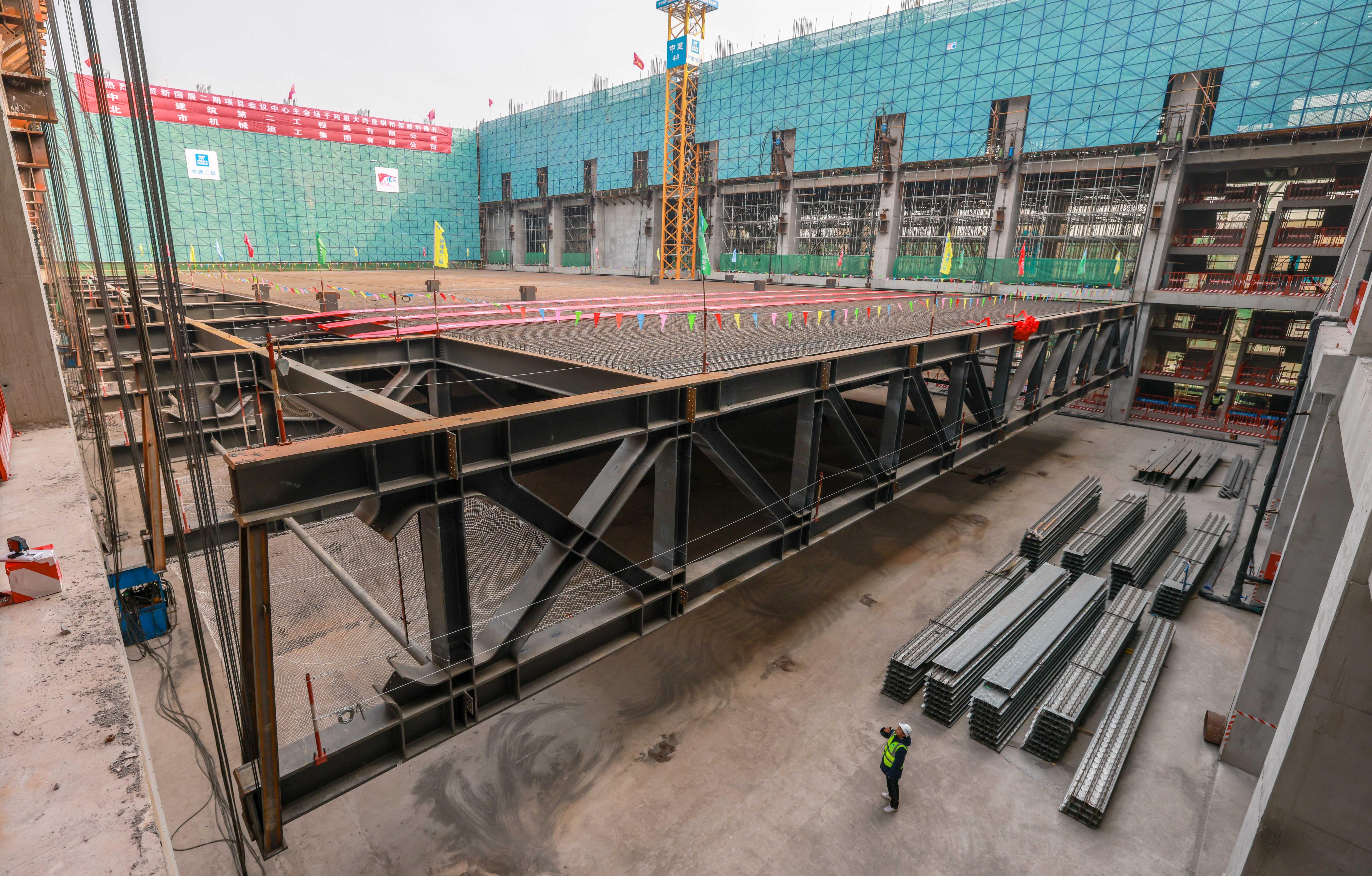 新国展二期有新进展会议中心主会场千吨级钢桁架顺利提升