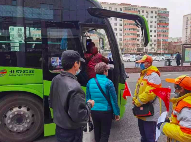 北京迎来今年首个祭扫高峰日，公交清明扫墓专线运力全开