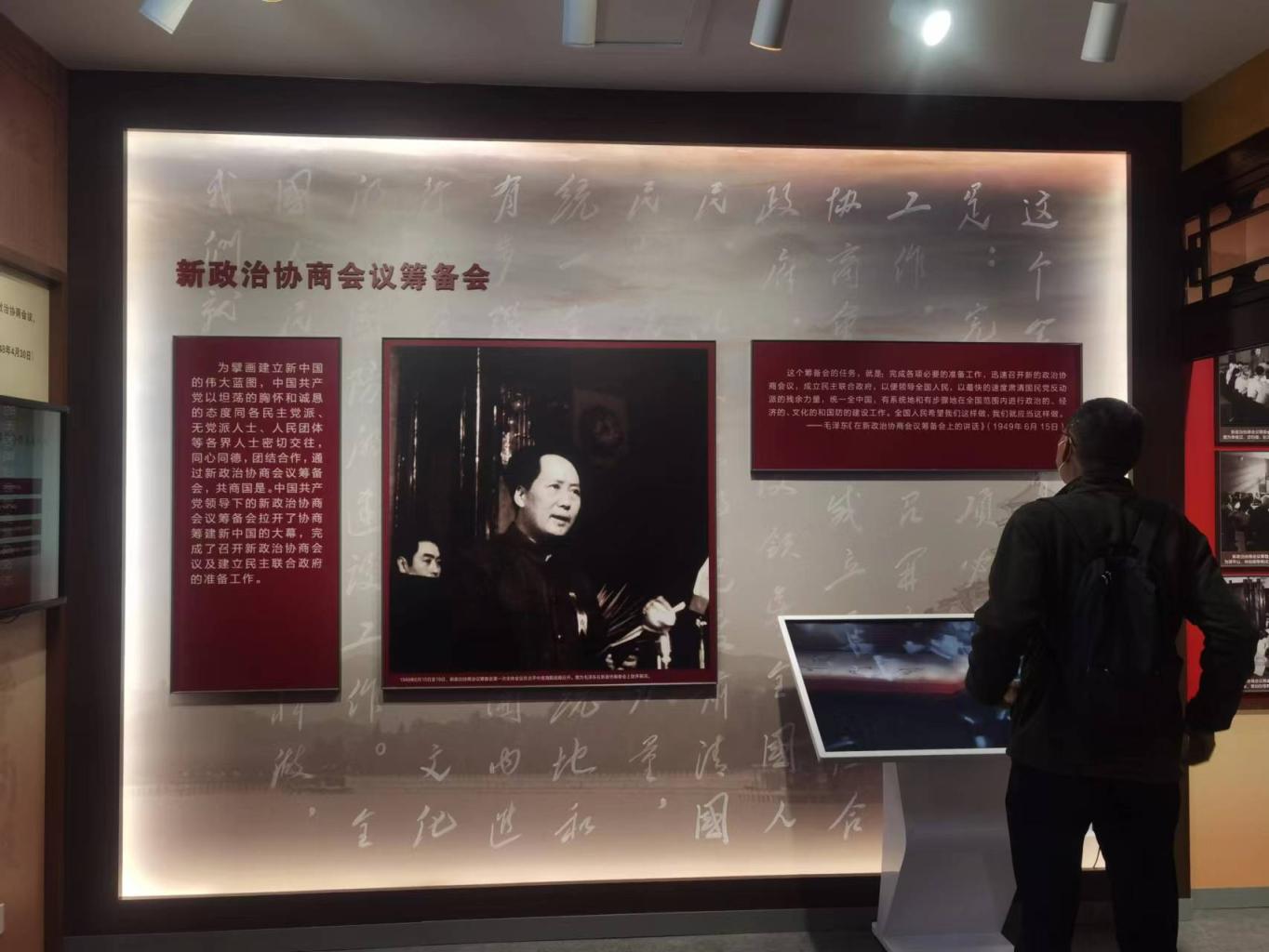 市民前往颐和园参观古都春晓——中共中央“进京赶考之路”专题展览_北京日报网