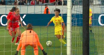 中国女足热身赛平瑞士队 张琳艳射门中柱