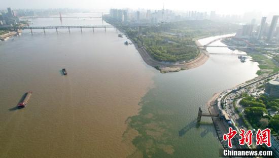 长江和汉江交汇处呈现“泾渭分明”景观_北京日报网