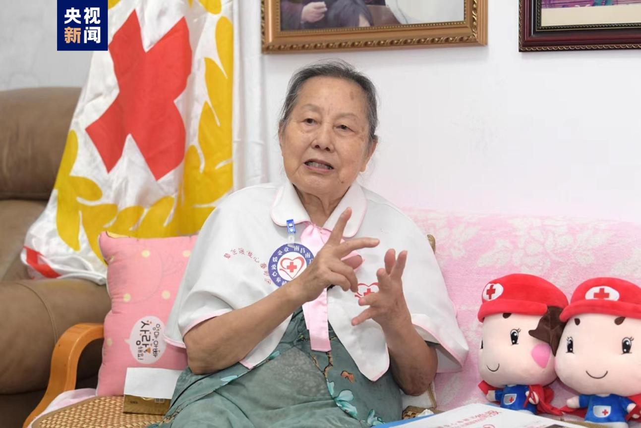 94岁仍活跃在志愿服务一线章金媛获2023国际成就奖