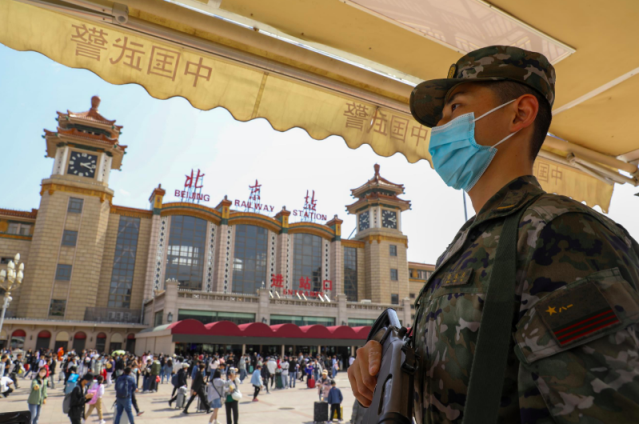 在北京各大交通枢纽武警官兵守护旅客平安出行