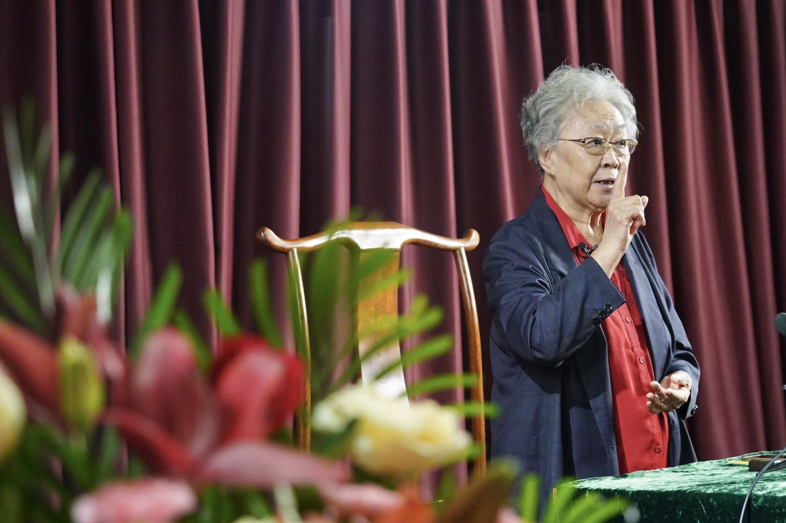 年逾80的北京评书传承人表演艺术家连丽如开班授课