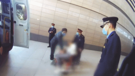 情况紧急!高铁列车临停2分钟……_北京日报网