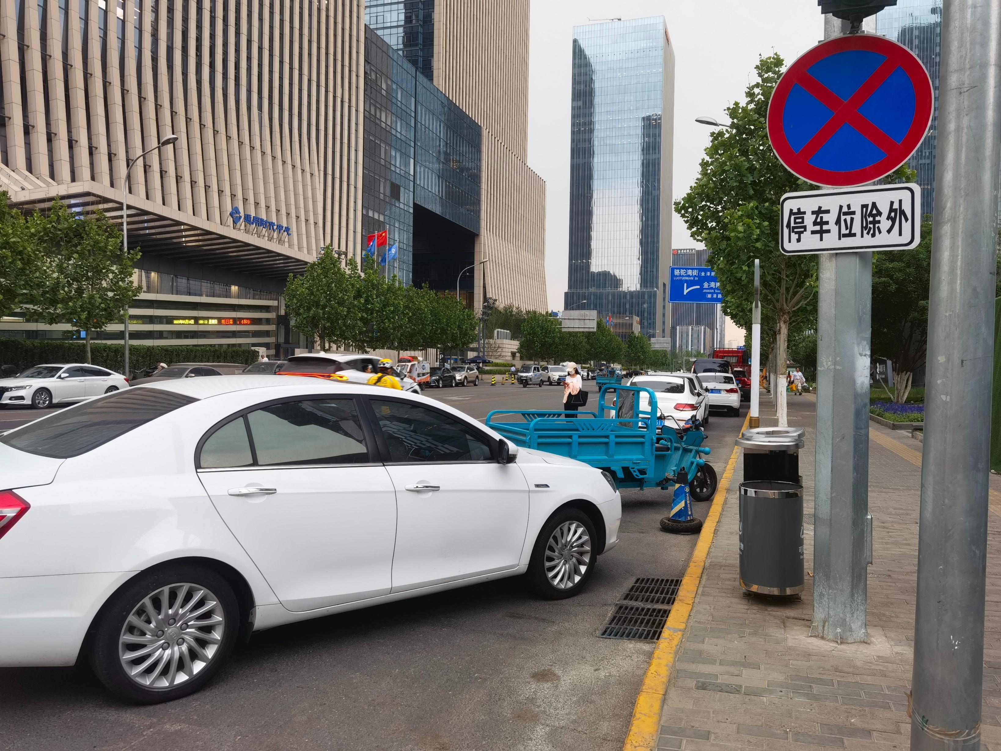 丰台这条路违停严重,市民盼着加强停车秩序管理