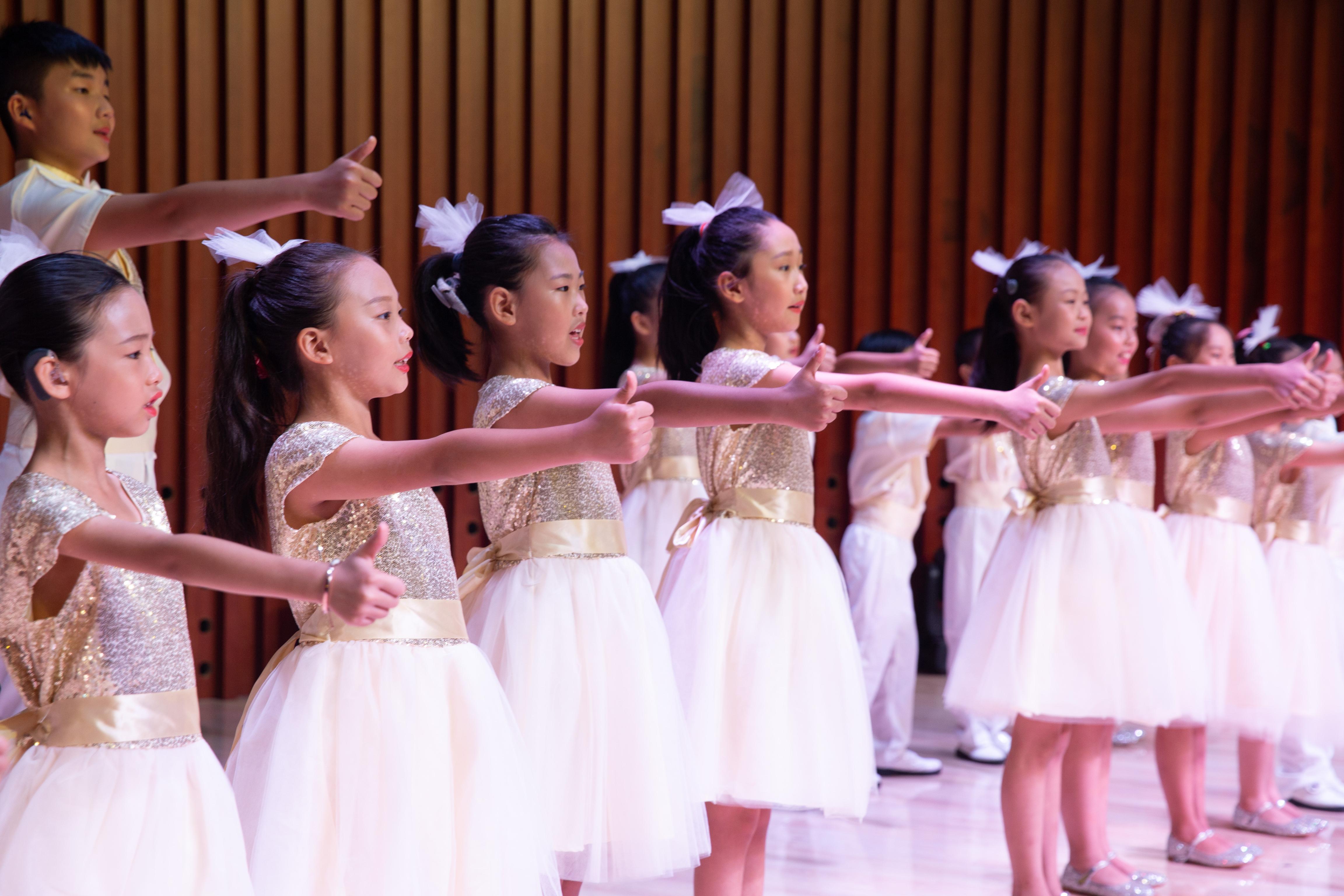 他们为听障儿童组建一支合唱团还登上了世界舞台