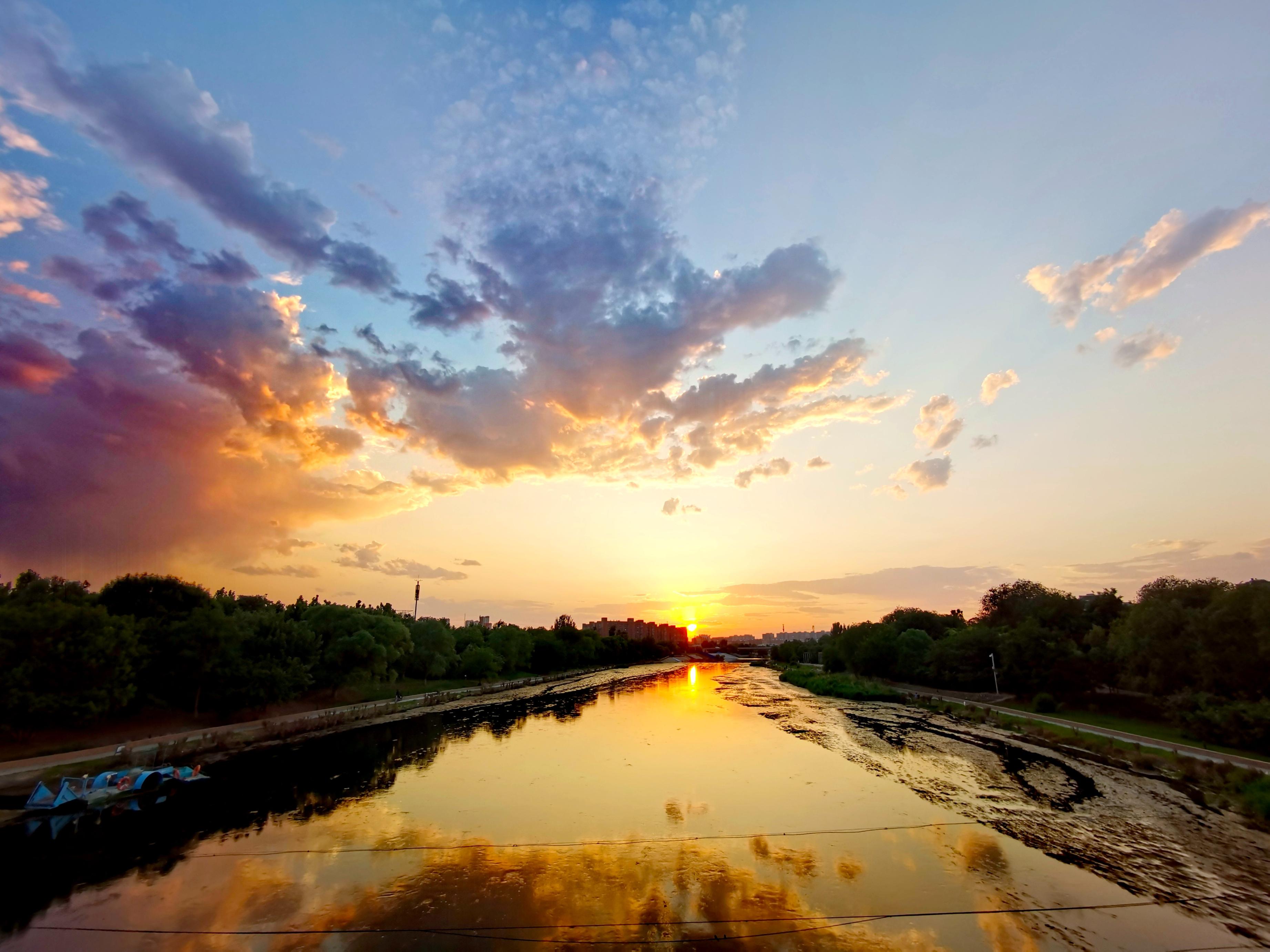亦庄凉水河畔,落日熔金,晚霞绚烂,美!-千龙网·中国首都网