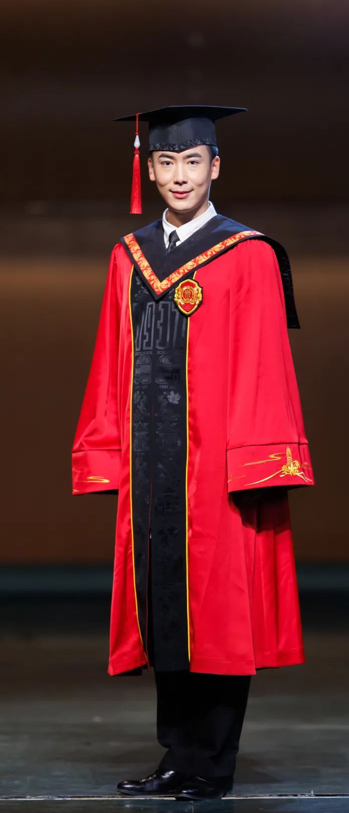 全新亮相！中国人民大学新版学位服官宣！_北京日报网