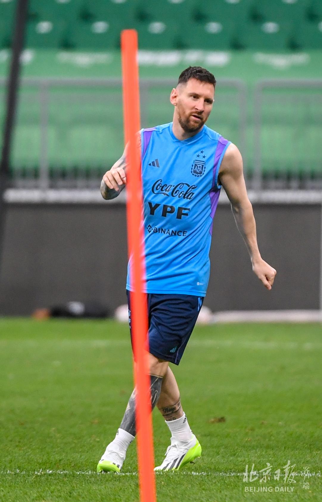 训练安排在19时开始,梅西在全队大部分球员出场后,才从更衣室里缓缓