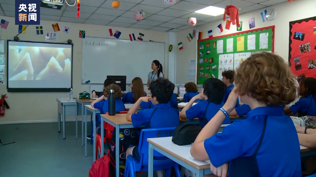 寓教于乐,英国学生中文课上体验端午文化_京报网