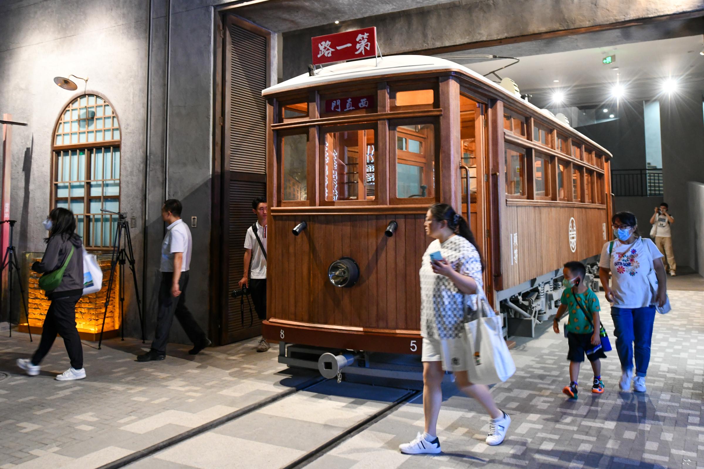 大鼻子道奇铰接式无轨北京公交这些车您坐过吗